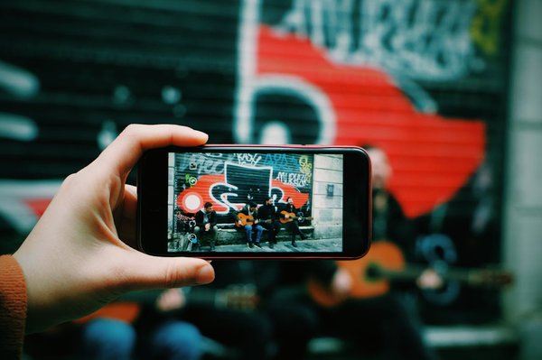 Comment utiliser la fonctionnalité d'édition avancée de photos sur un iPhone 13 pour des retouches professionnelles?